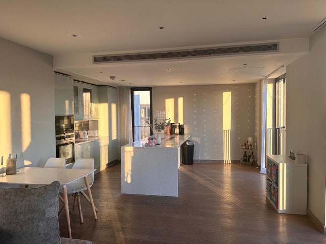 Room available in a modern, penthouse flat Main Photo