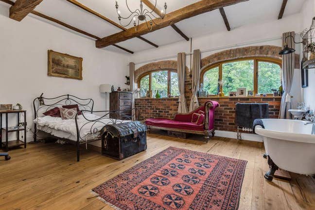 STUNNING massive double bedroom! Monday to Friday Main Photo