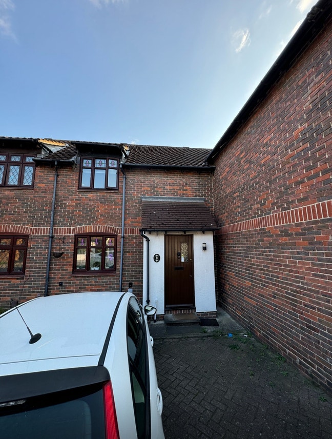 2 Bedroom House+ Parking+Garden+Living Room  Main Photo