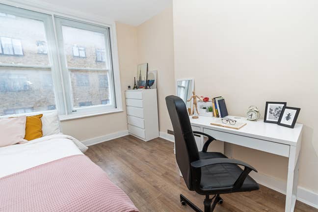 🏙️ Just 5 Minutes from Liverpool Street! 💼 Main Photo