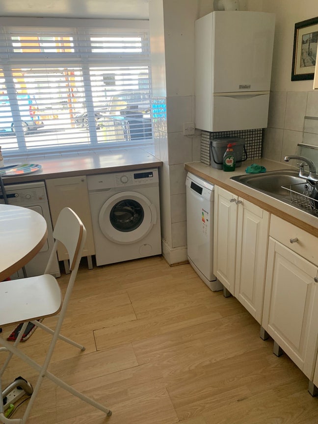 Cozy Room in Streatham- Available until end April Main Photo