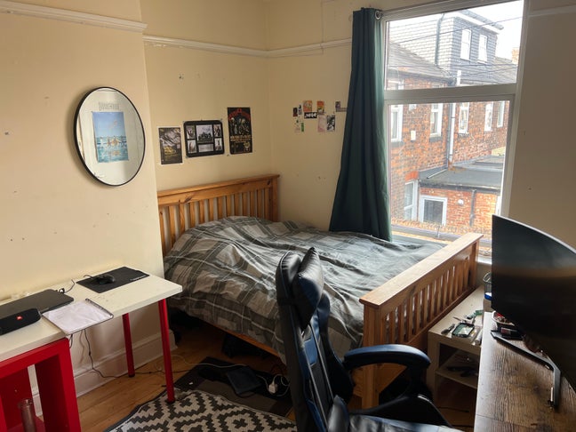 Flatmate wanted ( House of 3) Main Photo