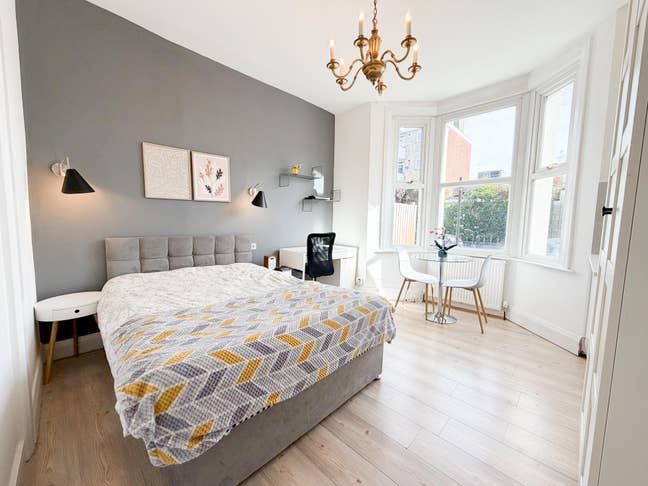 2 x double , 1 x studio, renovated house Main Photo