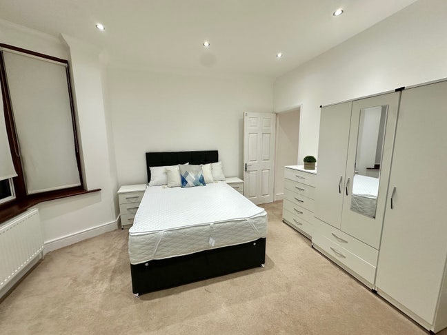 Room  available in a luxury flat  Main Photo