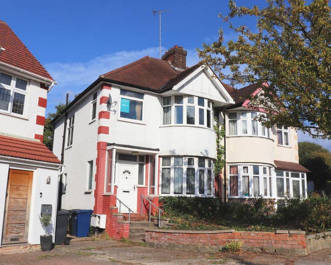 Large Rooms in 2-bed House in Hendon with A Garden Main Photo