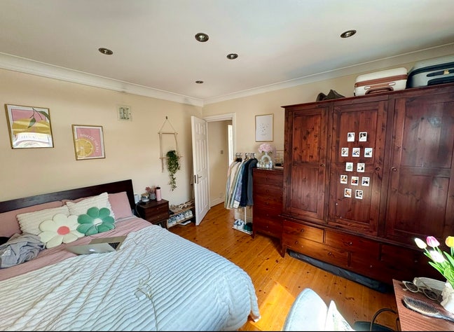 Furnished Double Room in Clapham North Main Photo