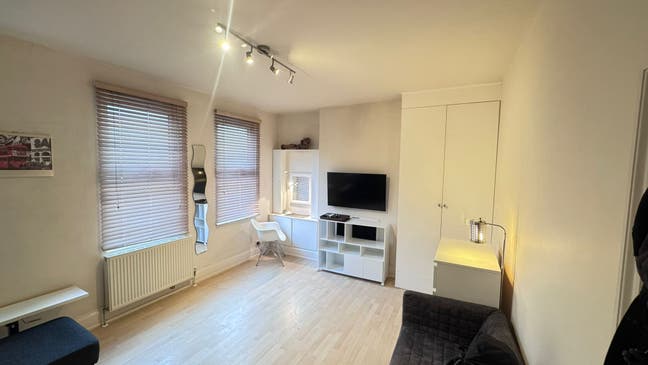 Bright, spacious double room in great area Main Photo