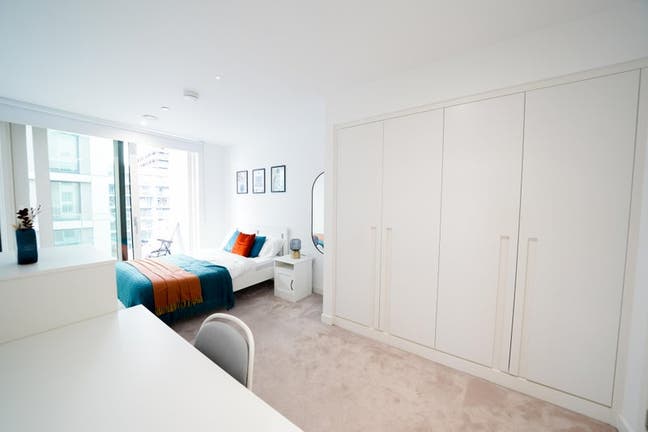 Bright&Large En-Suite -Stylish 3B-w/Balcony+Lounge Main Photo