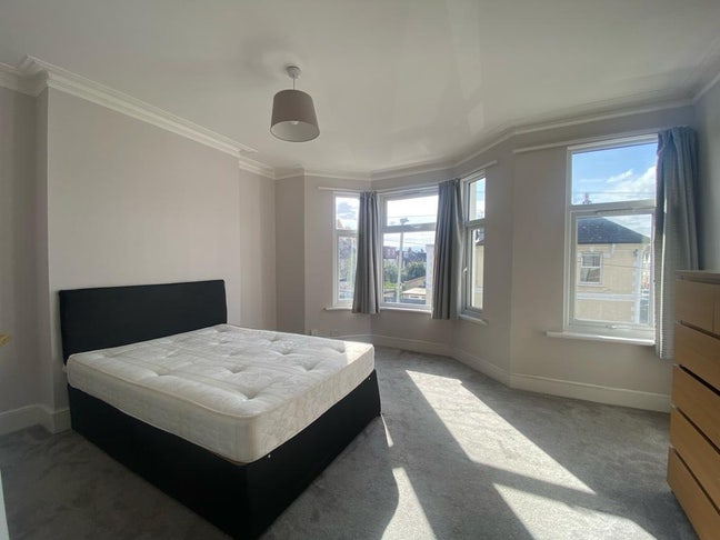 Spacious 4-Bedroom Mid-Terraced House with Garden Main Photo