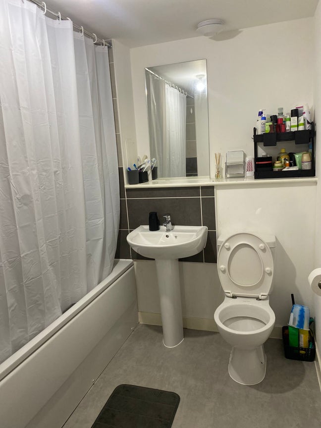 A room available in a flat . Main Photo