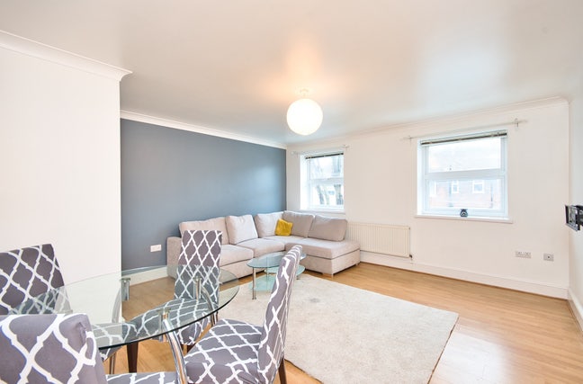 Gorgeous 2 Bed Apartment Near Canning Town E16 Main Photo