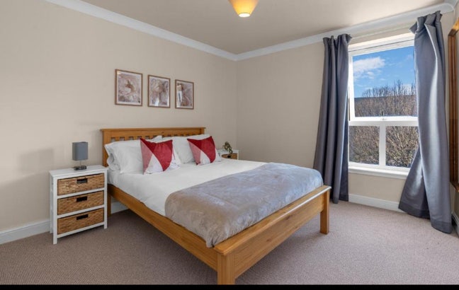 Spacious; clean double room in Central Edinburgh Main Photo