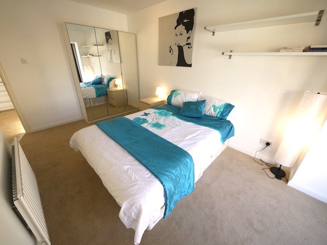 Top Floor Large Ensuite Room in House by the Docks Main Photo