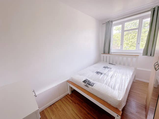 Double Room in Putney with Balcony (8) Main Photo