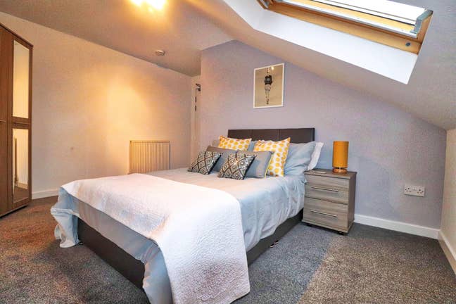 Double room in six bed house share Main Photo