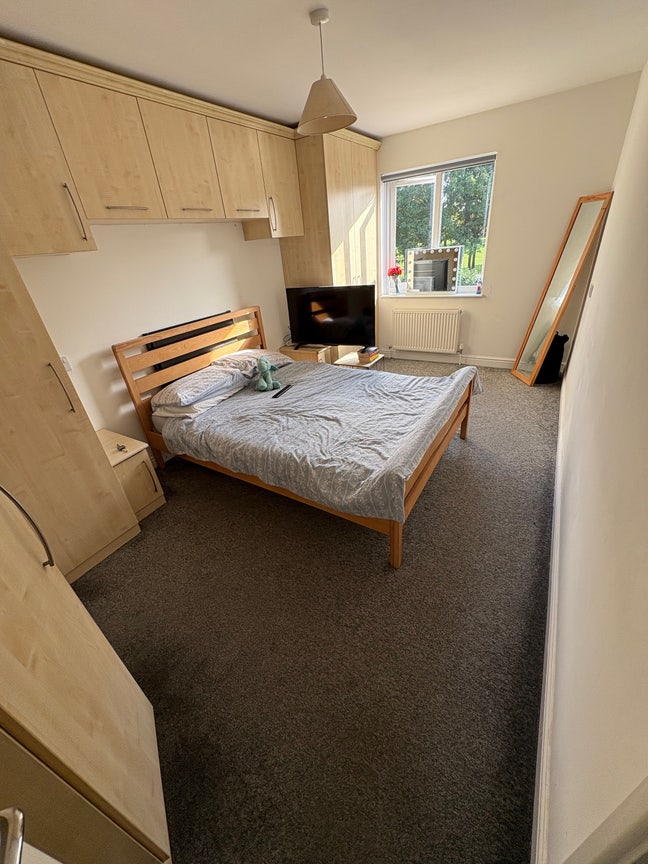 * Sharing with ONLY 4 people! Newly refurbished * Main Photo