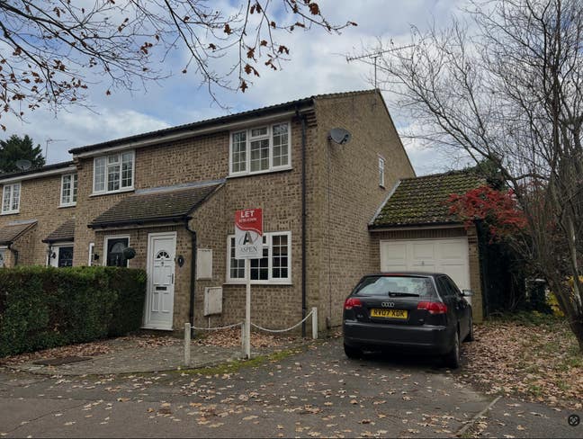 2 Bedrooms in Englefield Green Main Photo