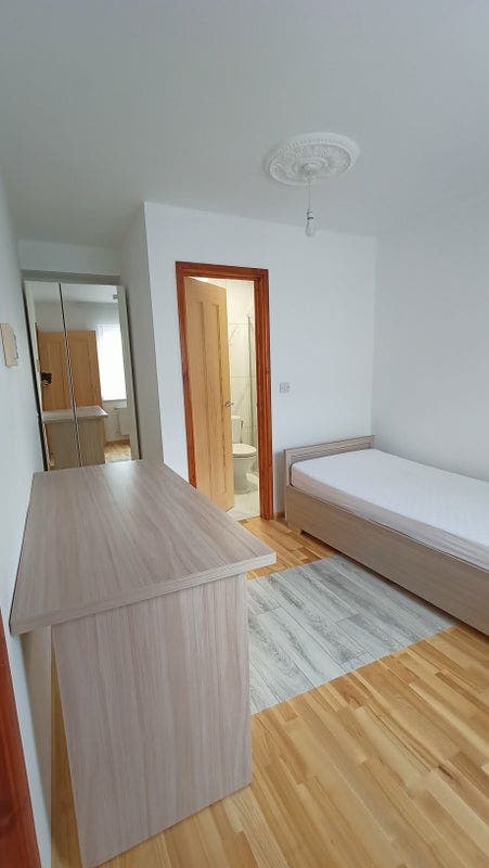 Room double size with bathroom 10 min walk from QA Main Photo