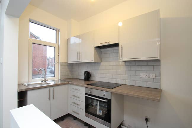 🏡 2-Bedroom End of Terrace House – LS9, Leeds Main Photo
