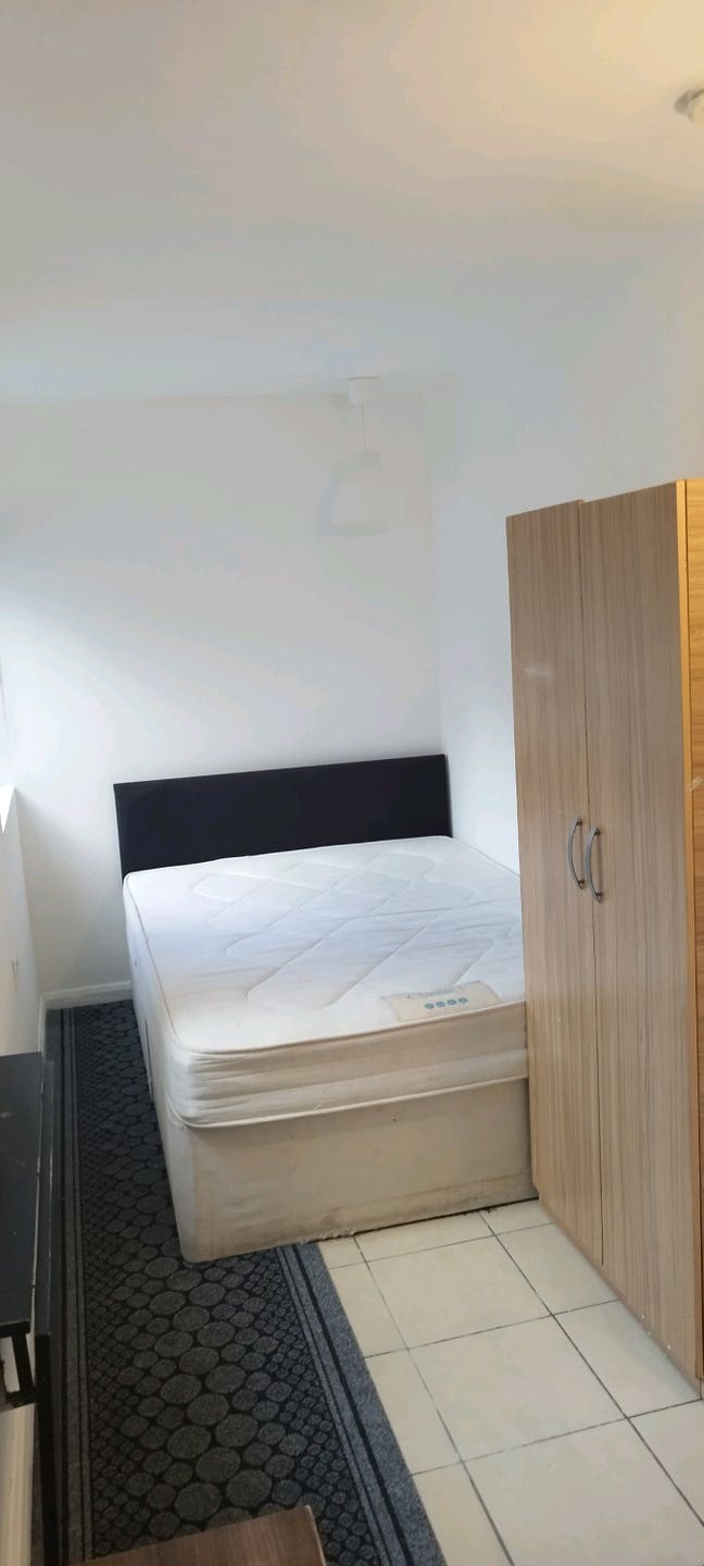 Large bright double room Main Photo