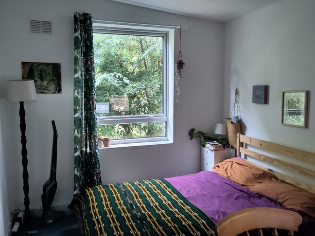 Room for rent in beautiful Roundhill Crescent Main Photo