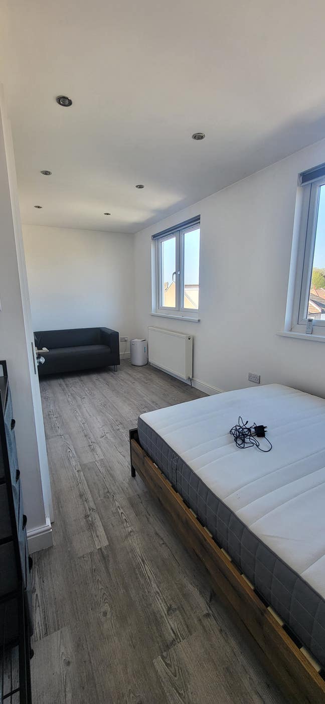 Loft Flat - 1 Room Available Main Photo