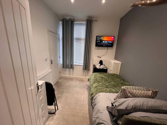 Ensuite Room Close to Queens Hospital Burton Main Photo