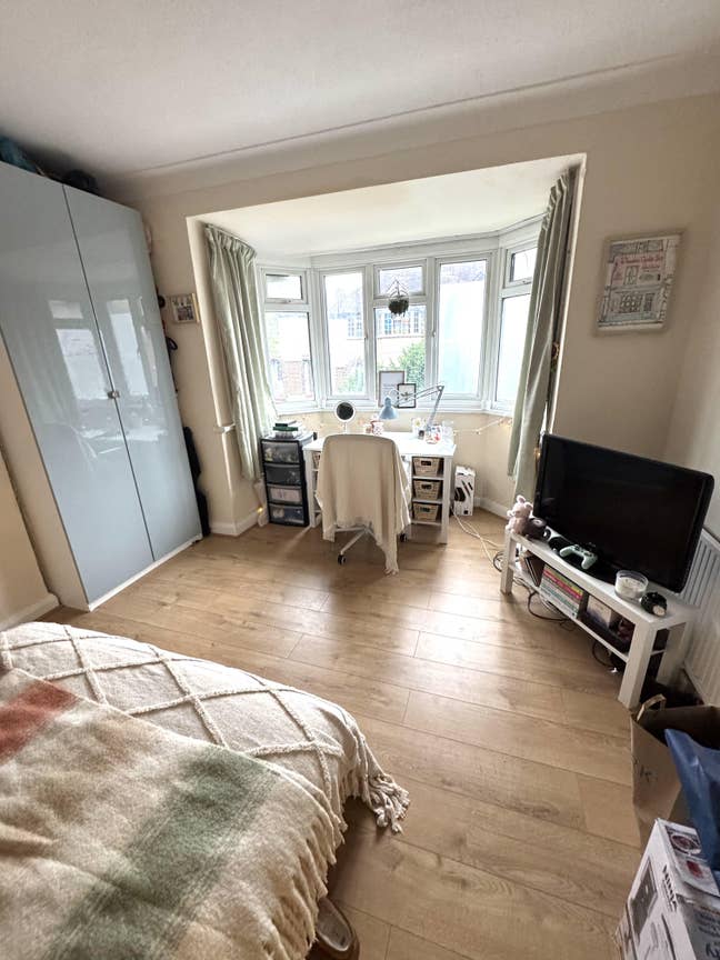 Bright furnished room walking distance to Bromley  Main Photo
