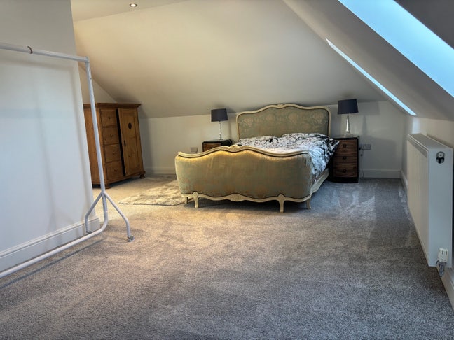 Large bedroom with en-suite - large modern house   Main Photo