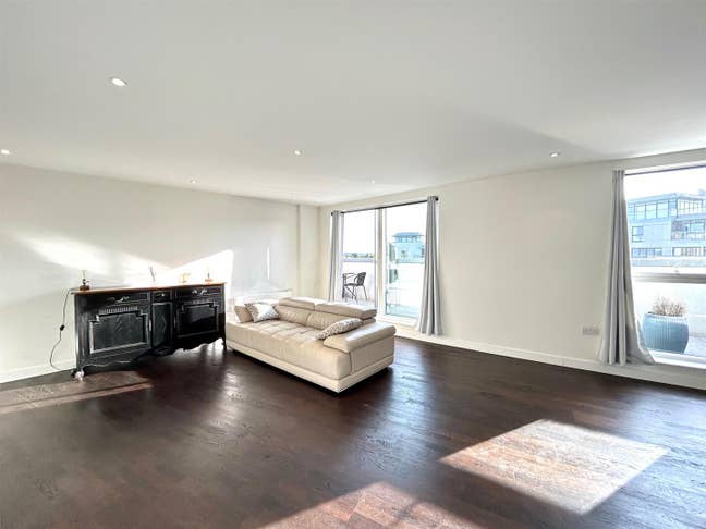 Modern 2 bedroom brentford Main Photo
