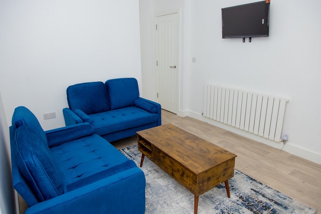 Modern Ensuite Rooms in Renovated 6-Bed HMO – Town Main Photo