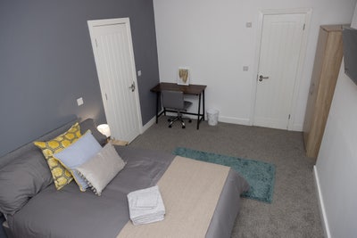 Modern Ensuite Rooms in Renovated 6-Bed HMO – Town Main Photo