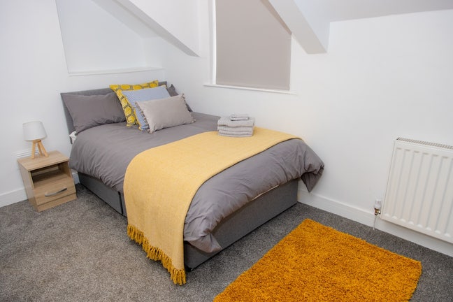 Modern Ensuite Rooms in Renovated 6-Bed HMO – Town Main Photo