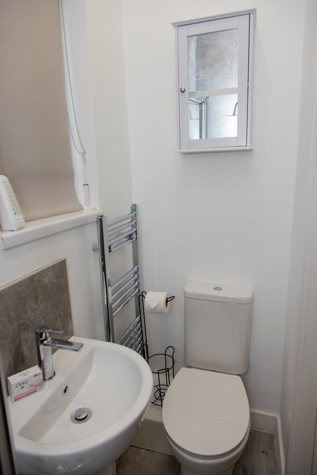 Modern Ensuite Rooms in Renovated 6-Bed HMO – Town Main Photo