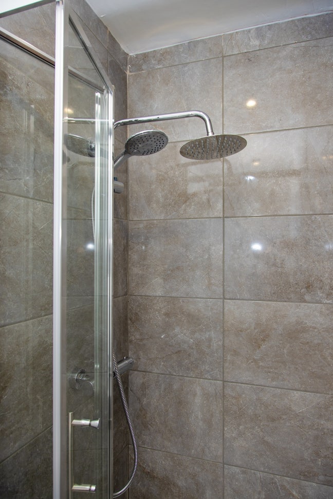 Modern Ensuite Rooms in Renovated 6-Bed HMO – Town Main Photo