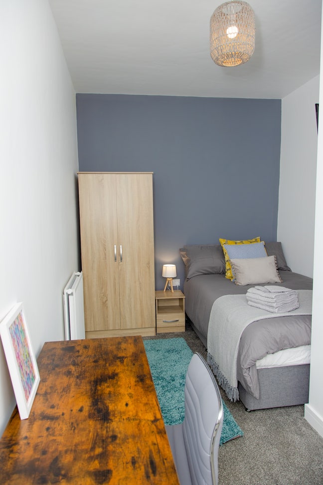 Modern Ensuite Rooms in Renovated 6-Bed HMO – Town Main Photo