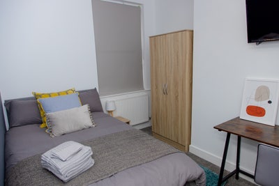 Modern Ensuite Rooms in Renovated 6-Bed HMO – Town Main Photo