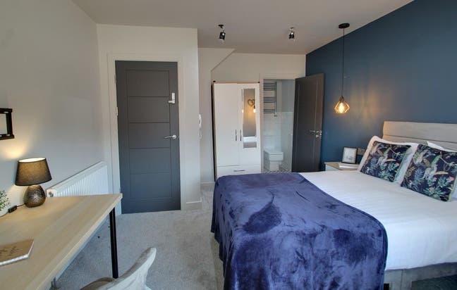 Hassle-free modern room for working professionals  Main Photo