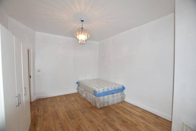 Large Double Room Main Photo