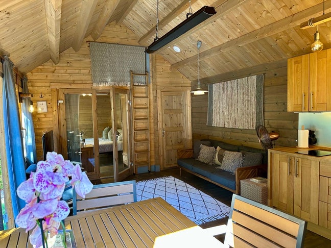 Eco Cabin - Walk to beach, town, station, campus Main Photo