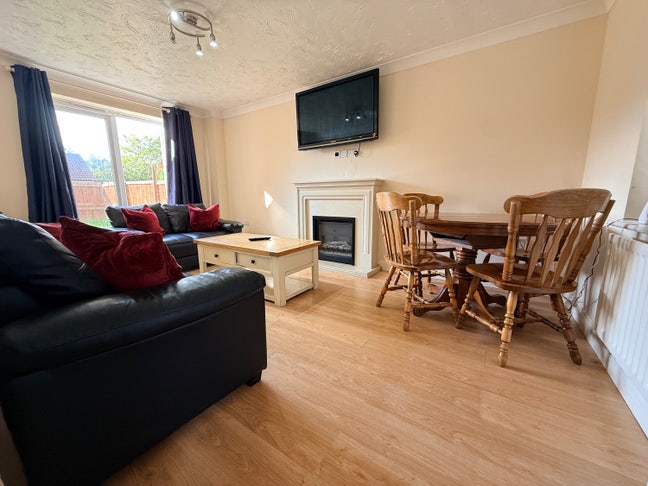 Spacious licensed houseshare | doubles | from £500 Main Photo
