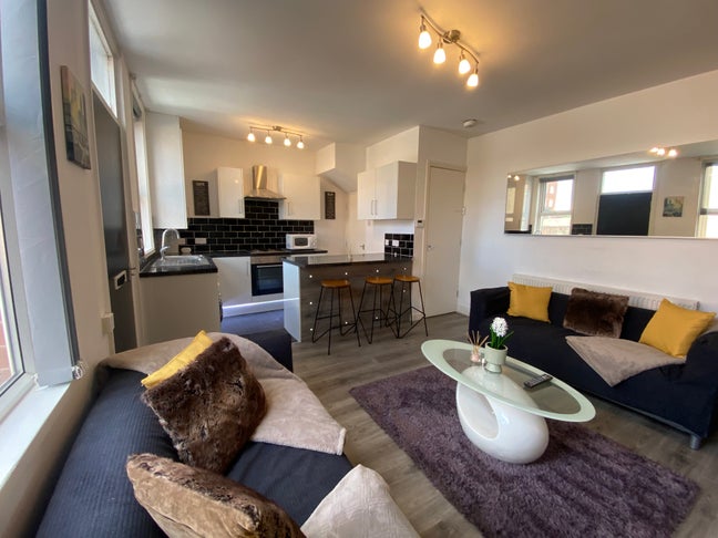 Newly Renovated! * Hyde Park * All Bills Included! Main Photo