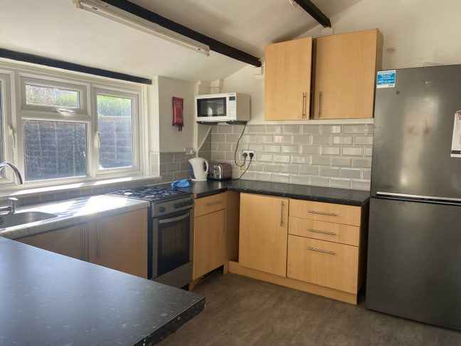Large 5 Bedroom House to Let in Charminster  Main Photo