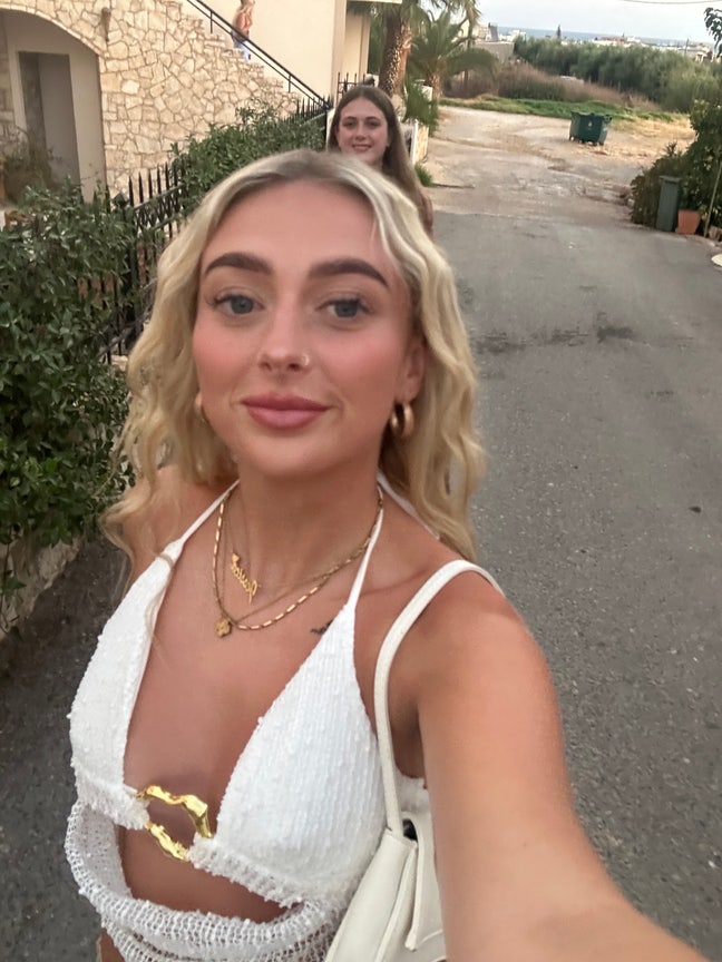 23 year old female looking for room near Exeter   Main Photo