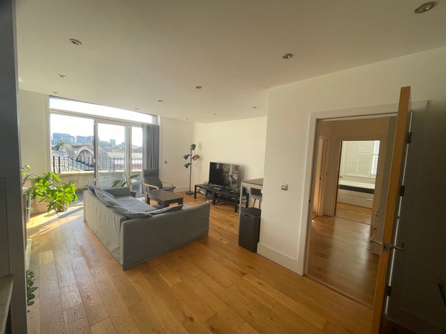 Bright Ensuite Double Room in Modern Flat  Main Photo