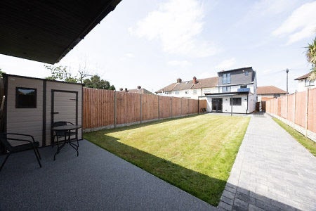 Modern House in Dagenham Main Photo