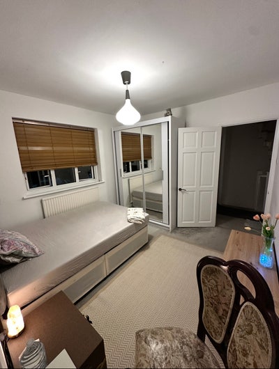 Spacious Double Room Available - Great Location Main Photo