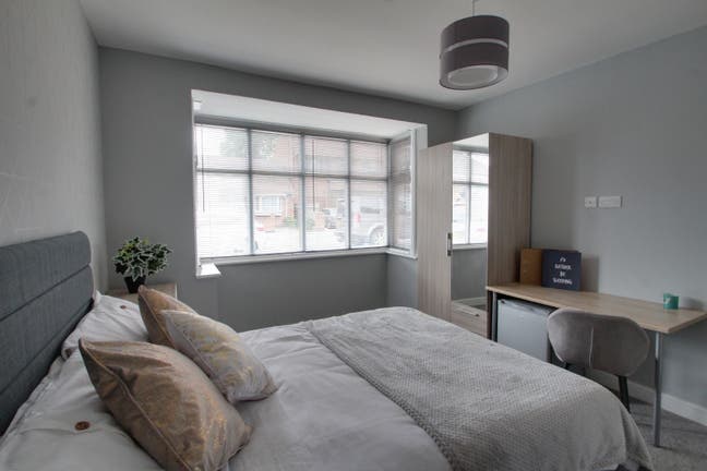 Hassle‑free modern room for working professionals Main Photo