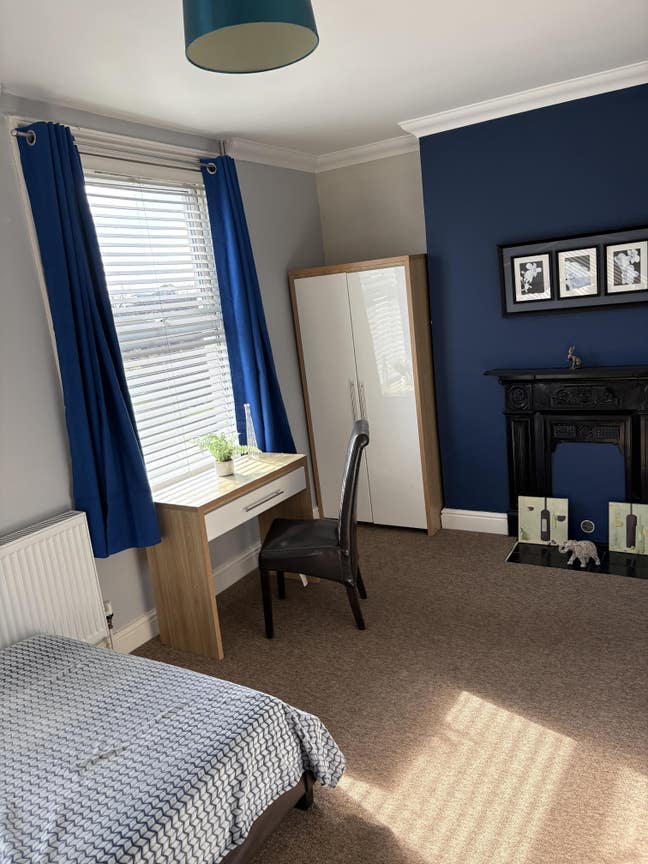 Weds. Highlight :spacious E/suite in prof. H/Share Main Photo