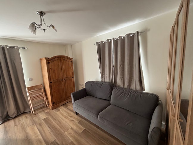 Beautiful rooms available in reading Main Photo